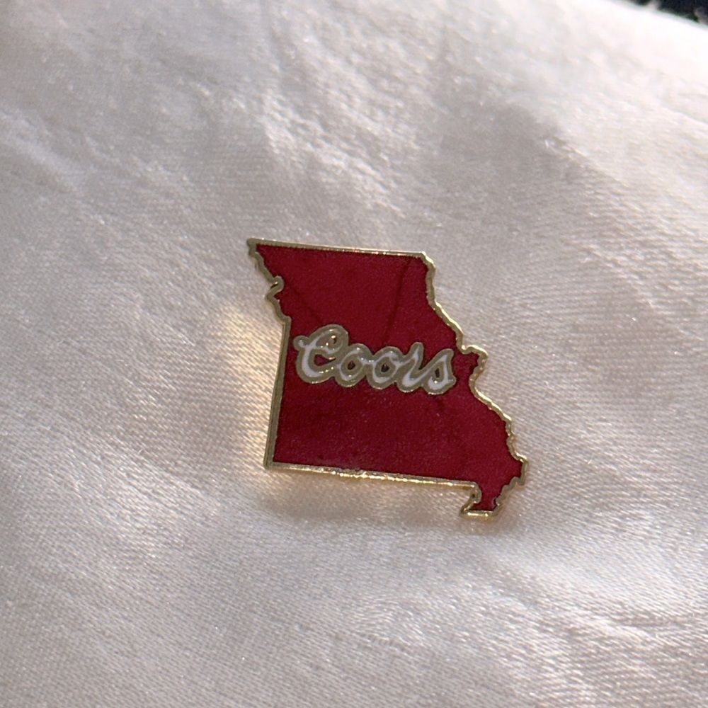 Vintage collectible Coors red enamel pin shaped like state of‎ Missouri